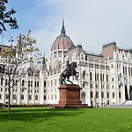 Szabadsag Ter Lägenhet